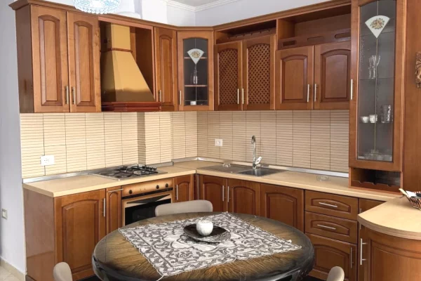 Shtepi me qera Apartament ne Tirane, 1+1, Mobilimi E mobiluar, Pagesa 45,000  Leke.