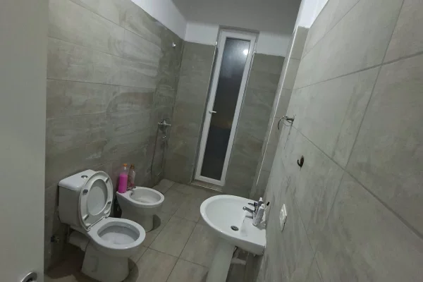 Shtepi me qera Apartament ne Tirane, 2+1, Mobilimi Bosh, pa mobiluar, Pagesa 45,000  Leke.