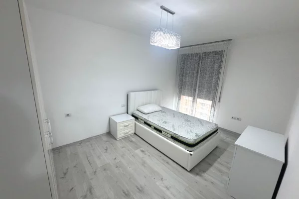 Shtepi me qera Apartament ne Tirane, 2+1, Mobilimi E mobiluar, Pagesa 700  Euro.