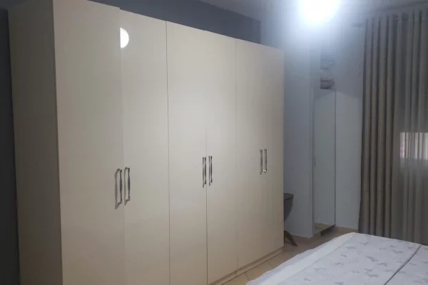 Shtepi me qera Apartament ne Tirane, 2+1, Mobilimi E mobiluar, Pagesa 50,000  Leke.