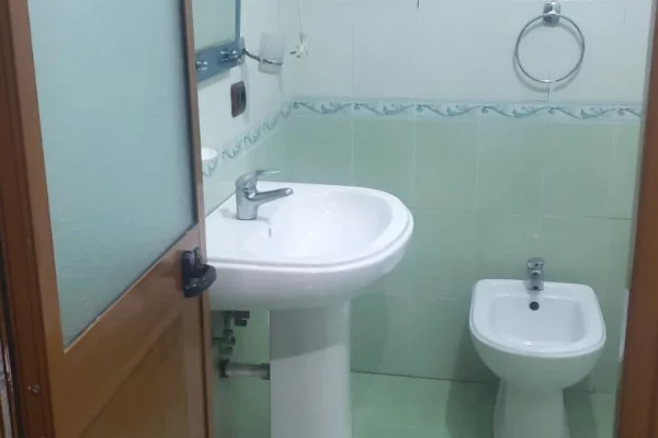 Shtepi me qera Apartament ne Tirane, 1+1, Mobilimi E mobiluar, Pagesa 40,000  Leke.
