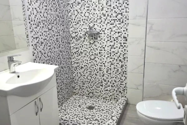 Shtepi me qera Apartament ne Tirane, 2+1, Mobilimi E mobiluar, Pagesa 50,000  Leke.
