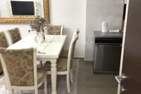 Shtepi me qera Apartament ne Tirane, 2+1, Mobilimi E mobiluar, Pagesa 55,000  Leke.