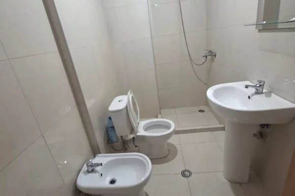 Shtepi me qera Apartament ne Tirane, 1+1, Mobilimi Bosh, pa mobiluar, Pagesa 35,000  Leke.
