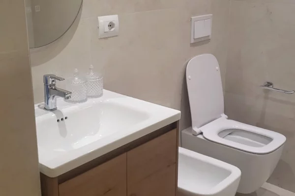Shtepi me qera Apartament ne Tirane, 2+1, Mobilimi E mobiluar, Pagesa 80,000  Leke.