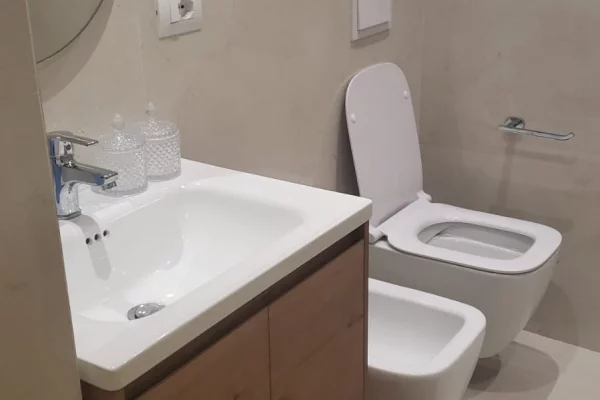 Shtepi me qera Apartament ne Tirane, 2+1, Mobilimi E mobiluar, Pagesa 80,000  Leke.