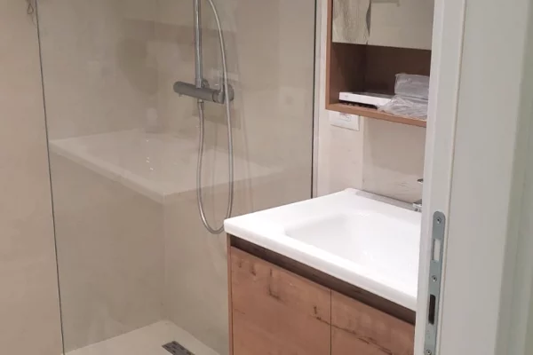 Shtepi me qera Apartament ne Tirane, 2+1, Mobilimi E mobiluar, Pagesa 80,000  Leke.