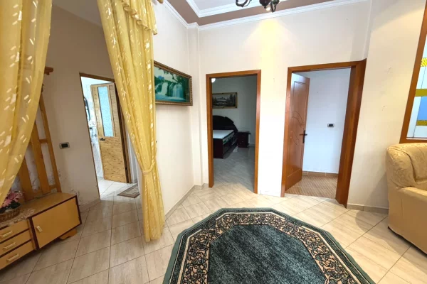 Shtepi me qera Shtepi Private ne Tirane, 1+1, Mobilimi E mobiluar, Pagesa 50,000  Leke.