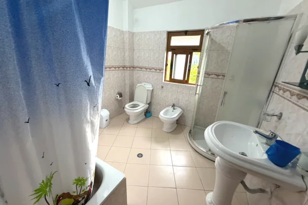 Shtepi me qera Shtepi Private ne Tirane, 1+1, Mobilimi E mobiluar, Pagesa 50,000  Leke.