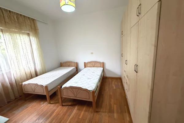 Shtepi me qera Shtepi Private ne Tirane, 2+1, Mobilimi E mobiluar, Pagesa 60,000  Leke.