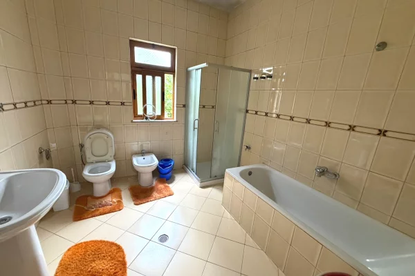 Shtepi me qera Shtepi Private ne Tirane, 2+1, Mobilimi E mobiluar, Pagesa 60,000  Leke.