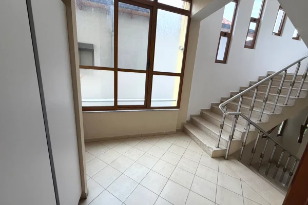 Shtepi me qera Shtepi Private ne Tirane, 2+1, Mobilimi E mobiluar, Pagesa 60,000  Leke.