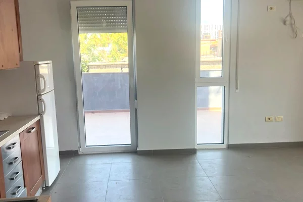 Shtepi me qera Apartament ne Tirane, 2+1, Mobilimi Bosh, pa mobiluar, Pagesa 45,000  Leke.