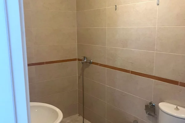 Shtepi me qera Apartament ne Tirane, 2+1, Mobilimi Bosh, pa mobiluar, Pagesa 45,000  Leke.