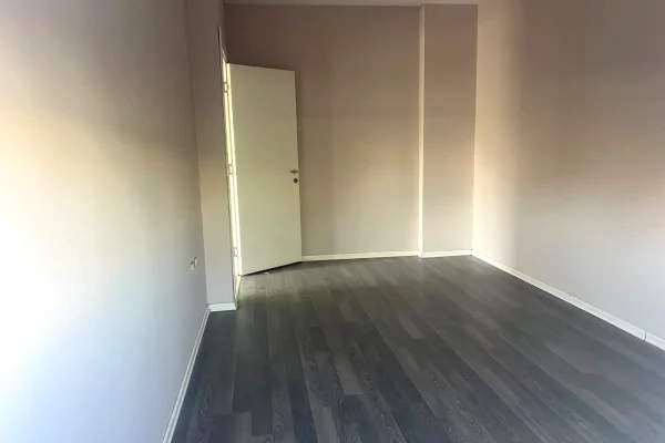 Shtepi me qera Apartament ne Tirane, 2+1, Mobilimi Bosh, pa mobiluar, Pagesa 45,000  Leke.
