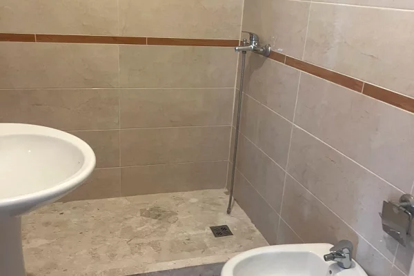 Shtepi me qera Apartament ne Tirane, 2+1, Mobilimi Bosh, pa mobiluar, Pagesa 45,000  Leke.