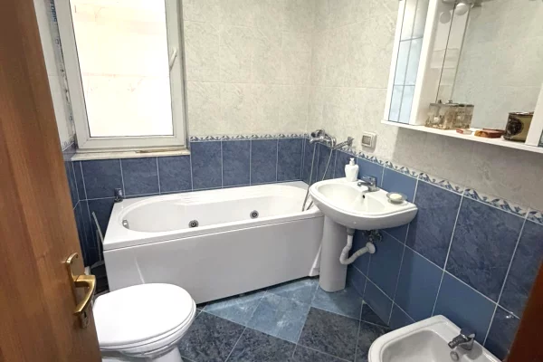 Shtepi me qera Apartament ne Tirane, 2+1, Mobilimi E mobiluar, Pagesa 600  Euro.