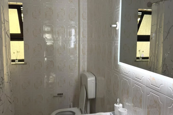 Shtepi me qera Shtepi Private ne Tirane, 1+1, Mobilimi E mobiluar, Pagesa 70,000  Leke.