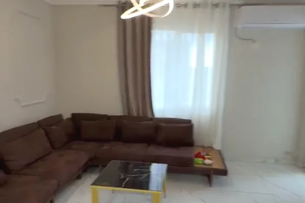 Shtepi me qera Apartament ne Tirane, 2+1, Mobilimi E mobiluar, Pagesa 55,000  Leke.