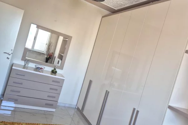 Shtepi me qera Apartament ne Tirane, 2+1, Mobilimi E mobiluar, Pagesa 65,000  Leke.