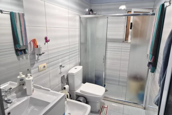 Shtepi me qera Apartament ne Tirane, 2+1, Mobilimi E mobiluar, Pagesa 65,000  Leke.