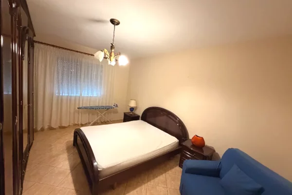 Shtepi me qera Apartament ne Tirane, 2+1, Mobilimi E mobiluar, Pagesa 50,000  Leke.