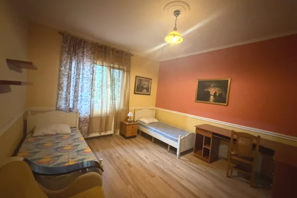 Shtepi me qera Shtepi Private ne Tirane, 2+1, Mobilimi E mobiluar, Pagesa 60,000  Leke.