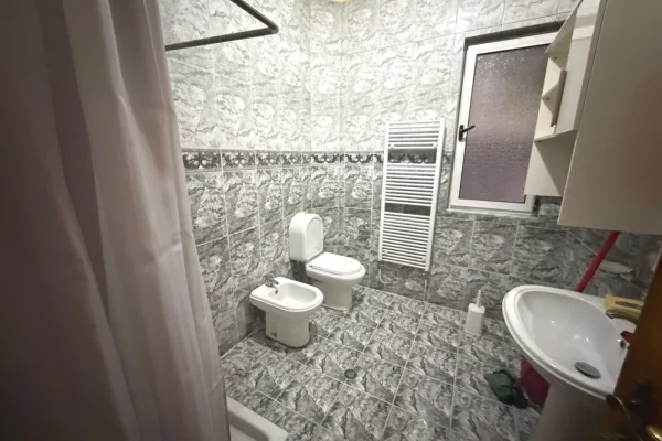 Shtepi me qera Shtepi Private ne Tirane, 2+1, Mobilimi E mobiluar, Pagesa 60,000  Leke.