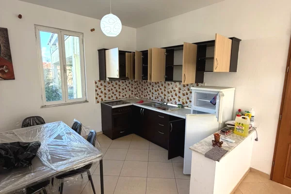 Shtepi me qera Shtepi Private ne Tirane, 3+1, Mobilimi Pjeserisht e mobiluar, Pagesa 50,000  Leke.