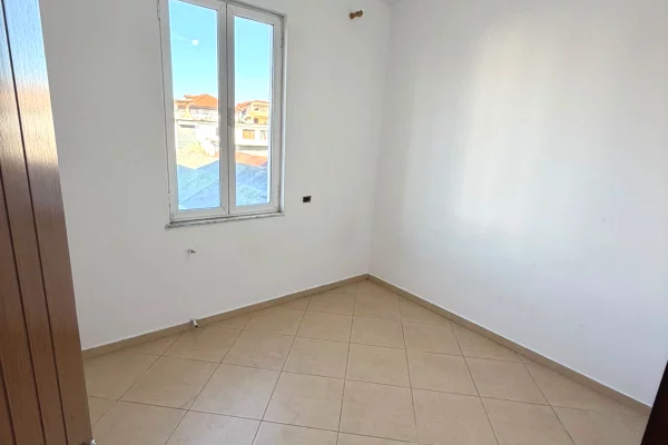 Shtepi me qera Shtepi Private ne Tirane, 3+1, Mobilimi Pjeserisht e mobiluar, Pagesa 50,000  Leke.