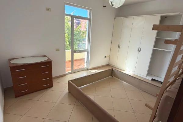 Shtepi me qera Shtepi Private ne Tirane, 3+1, Mobilimi Pjeserisht e mobiluar, Pagesa 50,000  Leke.