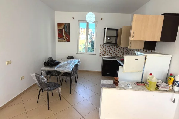 Shtepi me qera Shtepi Private ne Tirane, 3+1, Mobilimi Pjeserisht e mobiluar, Pagesa 50,000  Leke.