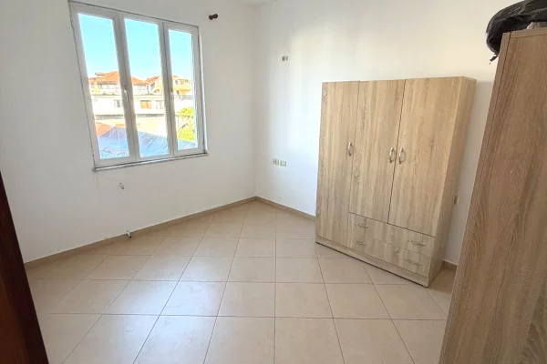 Shtepi me qera Shtepi Private ne Tirane, 3+1, Mobilimi Pjeserisht e mobiluar, Pagesa 50,000  Leke.