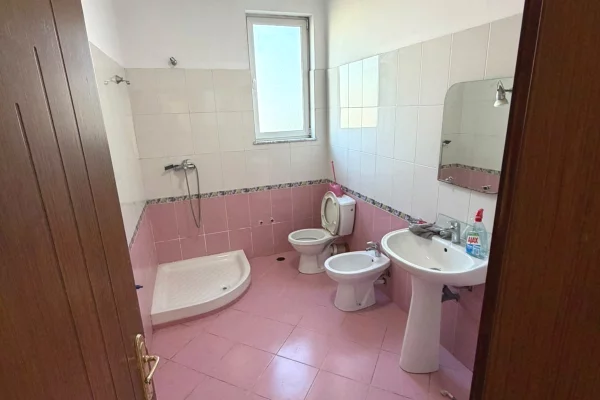 Shtepi me qera Shtepi Private ne Tirane, 3+1, Mobilimi Pjeserisht e mobiluar, Pagesa 50,000  Leke.