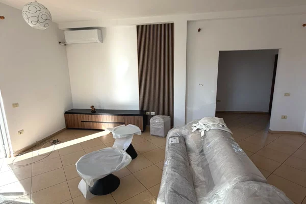 Shtepi me qera Shtepi Private ne Tirane, 3+1, Mobilimi Pjeserisht e mobiluar, Pagesa 50,000  Leke.