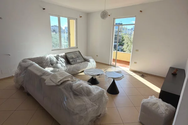 Shtepi me qera Shtepi Private ne Tirane, 3+1, Mobilimi Pjeserisht e mobiluar, Pagesa 50,000  Leke.