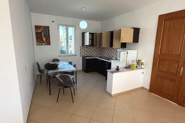 Shtepi me qera Shtepi Private ne Tirane, 3+1, Mobilimi Pjeserisht e mobiluar, Pagesa 50,000  Leke.