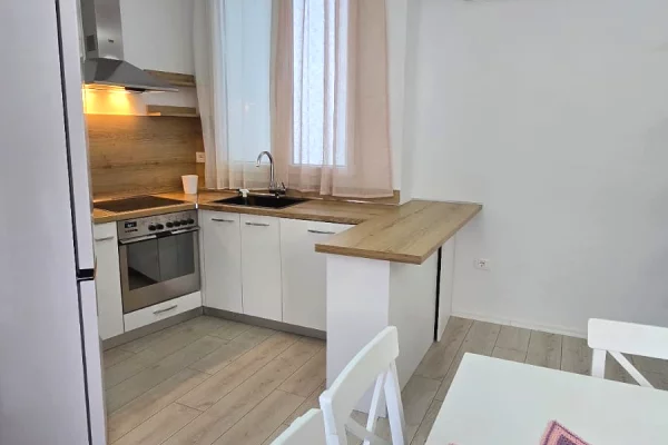 Shtepi me qera Apartament ne Tirane, 2+1, Mobilimi E mobiluar, Pagesa 60,000  Leke.