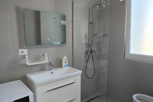 Shtepi me qera Apartament ne Tirane, 2+1, Mobilimi E mobiluar, Pagesa 60,000  Leke.