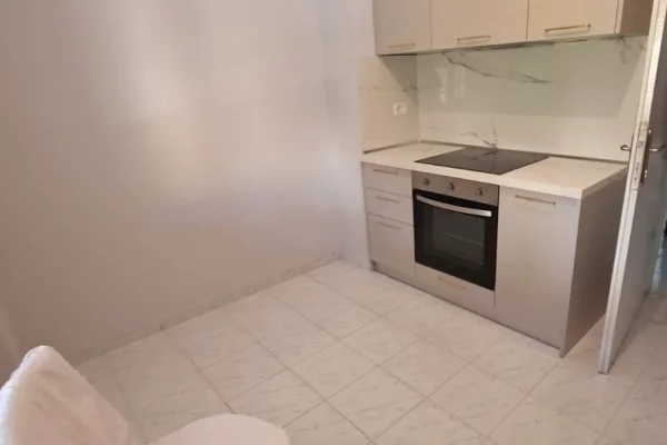 Shtepi me qera Apartament ne Tirane, 2+1, Mobilimi Bosh, pa mobiluar, Pagesa 60,000  Leke.