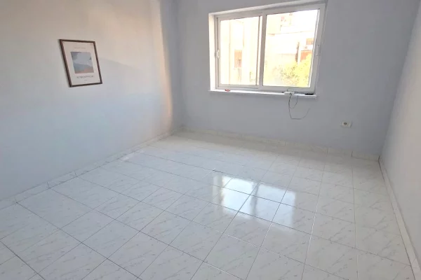 Shtepi me qera Apartament ne Tirane, 2+1, Mobilimi Bosh, pa mobiluar, Pagesa 60,000  Leke.