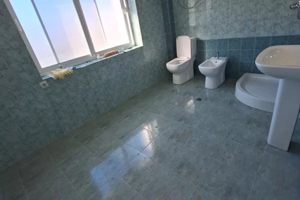 Shtepi me qera Apartament ne Tirane, 2+1, Mobilimi Bosh, pa mobiluar, Pagesa 60,000  Leke.