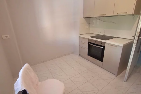 Shtepi me qera Apartament ne Tirane, 2+1, Mobilimi Bosh, pa mobiluar, Pagesa 60,000  Leke.