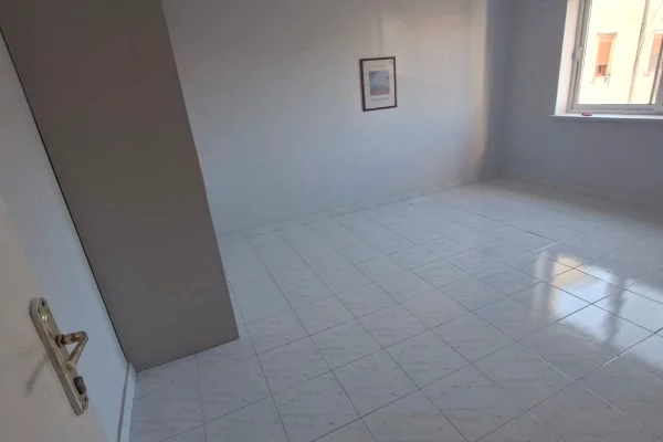 Shtepi me qera Apartament ne Tirane, 2+1, Mobilimi Bosh, pa mobiluar, Pagesa 60,000  Leke.