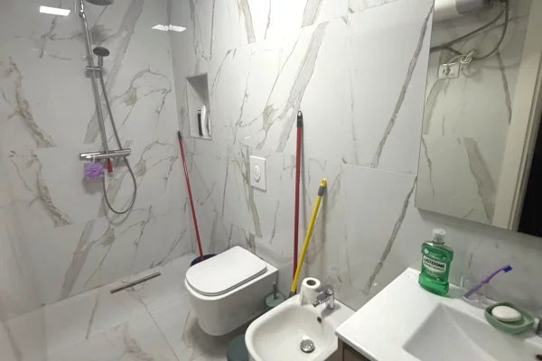 Shtepi me qera Apartament ne Tirane, 1+1, Mobilimi E mobiluar, Pagesa 60,000  Leke.