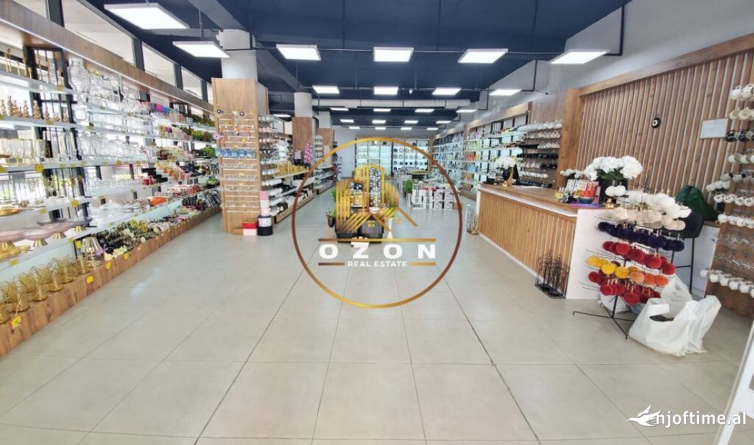 Ambient biznesi per shitje buze rruge tek Kristal Center , Komuna e Parisit!