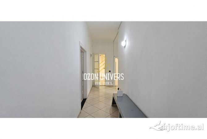 Ambiente Commerciale in Affitto 3+1 a Tirana - 2,300 Euro