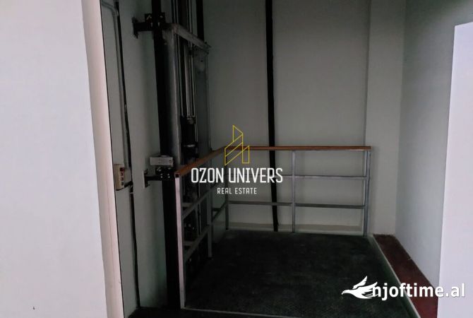 Shitet Godine Tre Kateshe me Funksion Sherbimi ne Portoromano, Durres