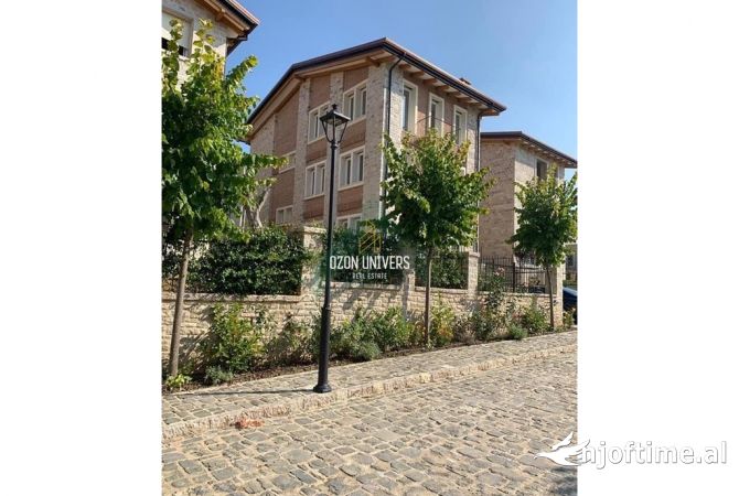 Shtepi ne shitje Vila Luksoze ne Tirane, 4+1, Mobilimi Bosh, pa mobiluar, Pagesa 1,600,000  Euro.