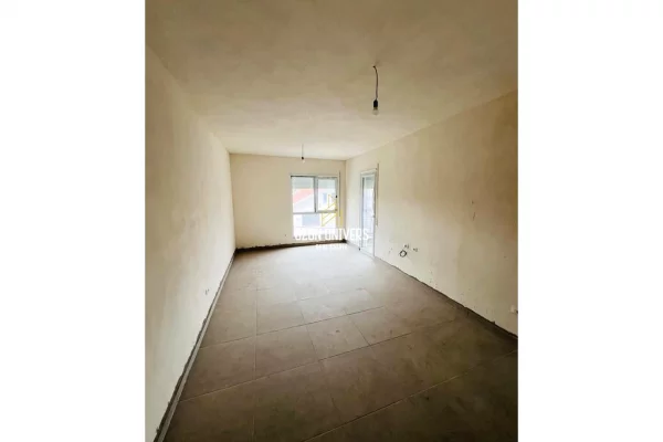 Shtepi ne shitje Apartament ne Tirane, 1+1, Mobilimi Bosh, pa mobiluar, Pagesa 135,000  Euro.